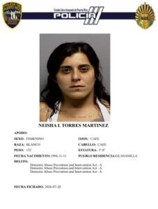 TITULAR: 🚨 ¡LEY 54 NO TIENE GÉNERO! Arrestan a mujer en Guayanilla por golpear a su expareja, robarle y destrozarle el carro 🥊🚗⚖️