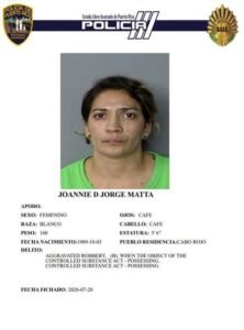 EN LA CARCEL MUJER POR ATACAR A SU PADRASTRO DE 65 AÑOS CON UNA TIJERA Y ROBARLE EL AUTO EN CABO ROJO